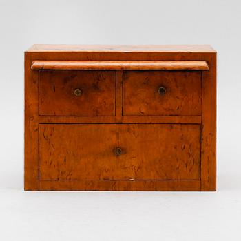 MINIATYRBYRÅ, masurbjörk, 1800-talets mitt.