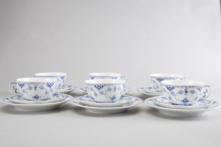 SERVIS 13 dlr Musselmalet helblonde och halvblonde Royal Copenhagen Danmark porslin 1900-talets senare del.