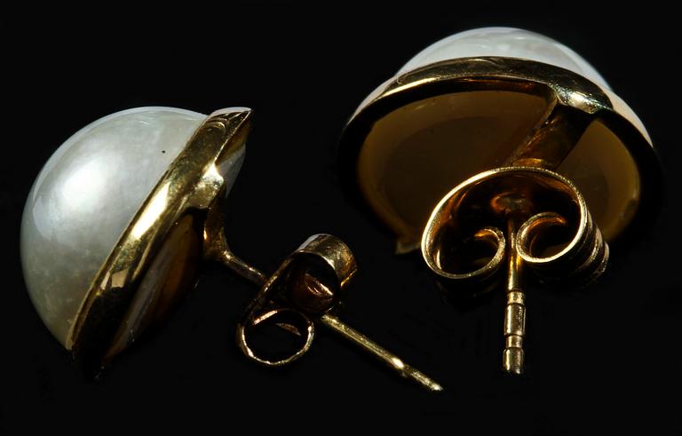 ÖRHÄNGEN, ett par, 18k guld med marbé pärla, samt ÖRHÄNGEN, ett par, silver med rosenstenar.