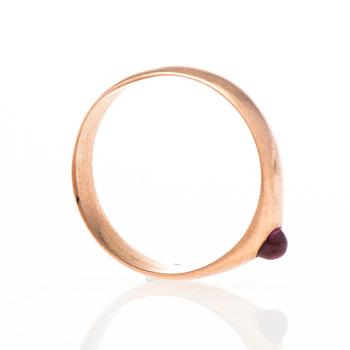 A RING, 14K (56) gold, synthetic ruby.