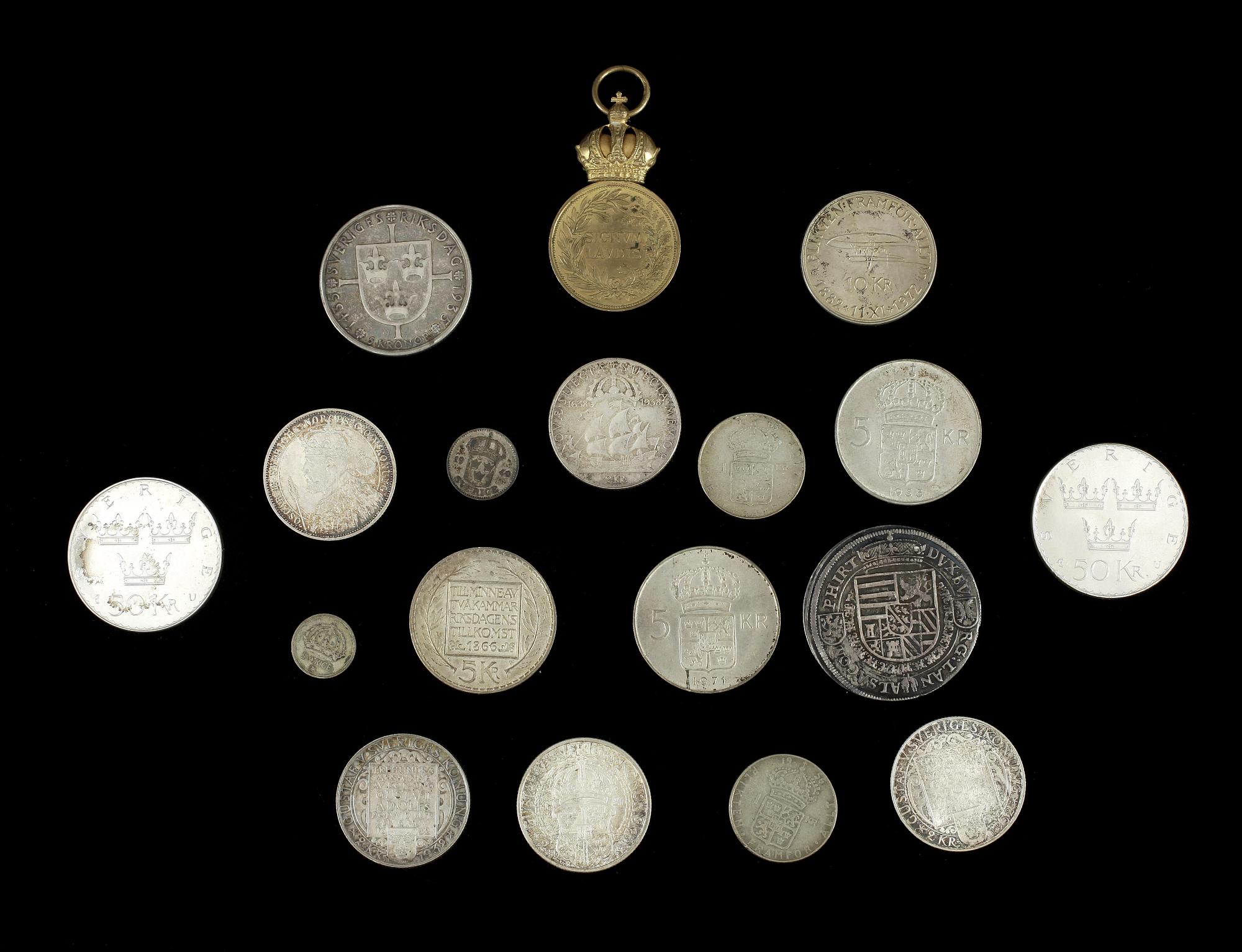 PARTI SILVERMYNT SAMT MEDALJ, Sverige resp Österrike, 1500-1900-tal. Silvervikt ca 270 gram.