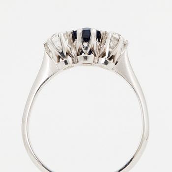 RING, platina, med gammalslipade diamanter och fasettslipad safir ca 0.55 ct.