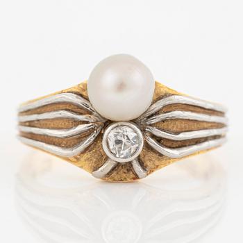 Ring 18K guld med en odlad pärla och en gammalslipad diamant.