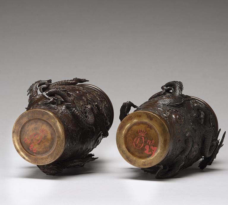 A pair of Japanese bronze vases, Meiji period (1868-1912).