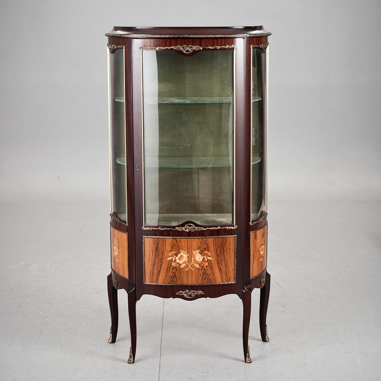 VITRINSKÅP, rokokostil, 1900-talets andra hälft.