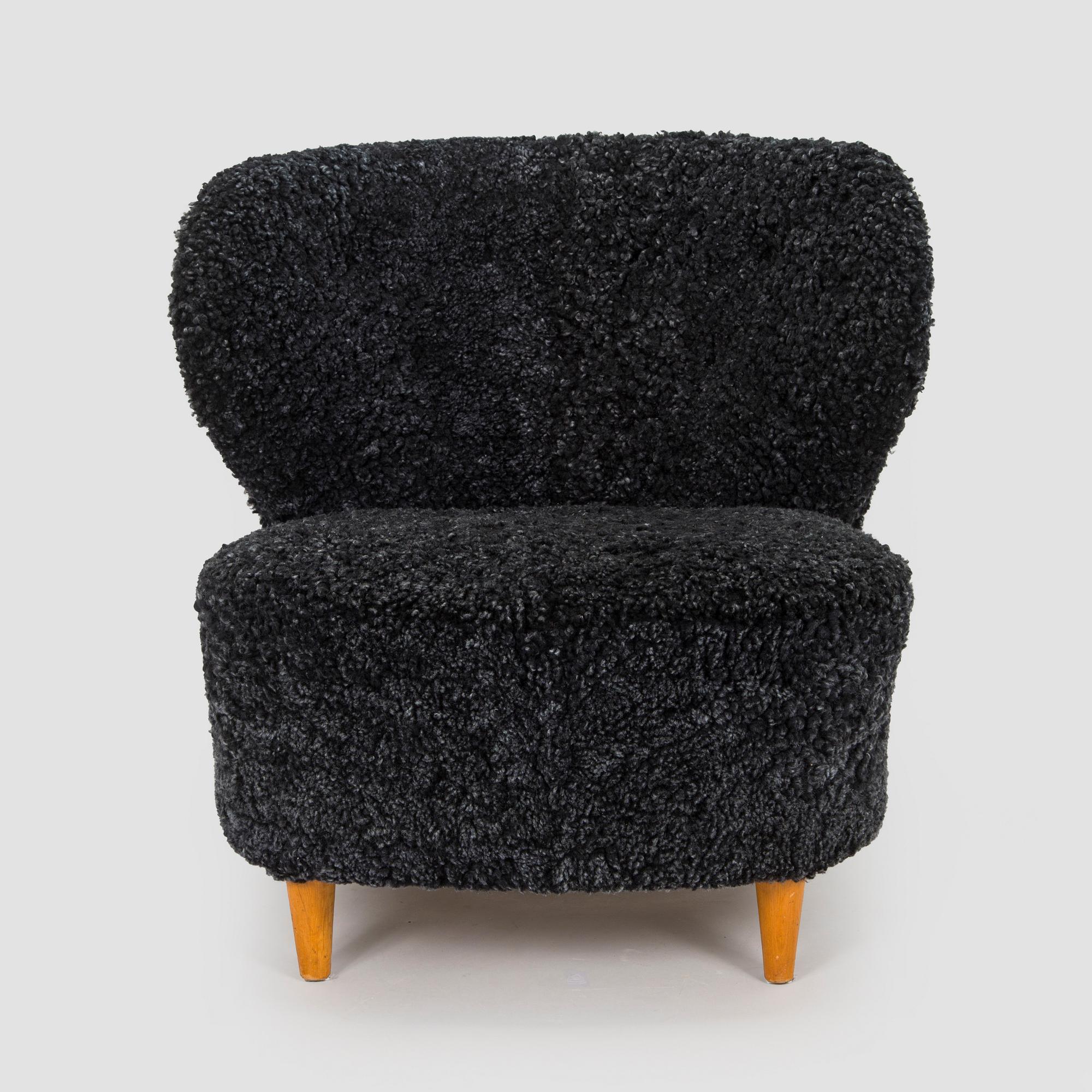 A mid-20th century armchair.