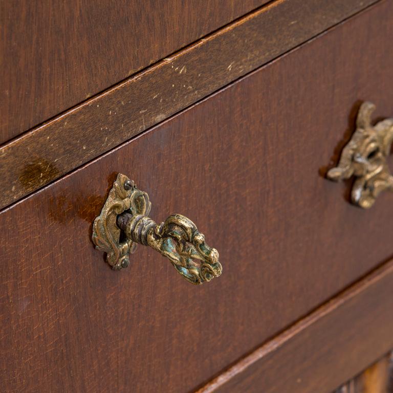 VITRINSKÅP, Chippendale-stil, 1930-tal.