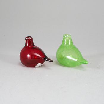 OIVA TOIKKA, a glass bird, Litte Tern-Tirri, red punainen and  Little Tern, 1996, signed O. Toikka Nuutajärvi.
