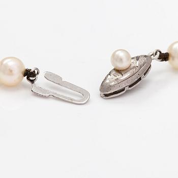 A pearl collier with cultured pearls and a silver clasp.