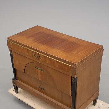 BYRÅ, empirestil, omkring 1900.