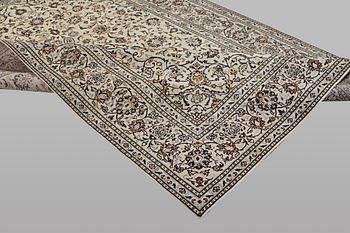 A carpet, Kashan, ca 298 x 199 cm.