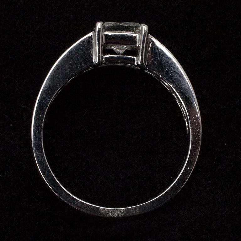 RING, 18K vitguld med princesslipad diamant samt 12 st. baguetteslipade diamanter.