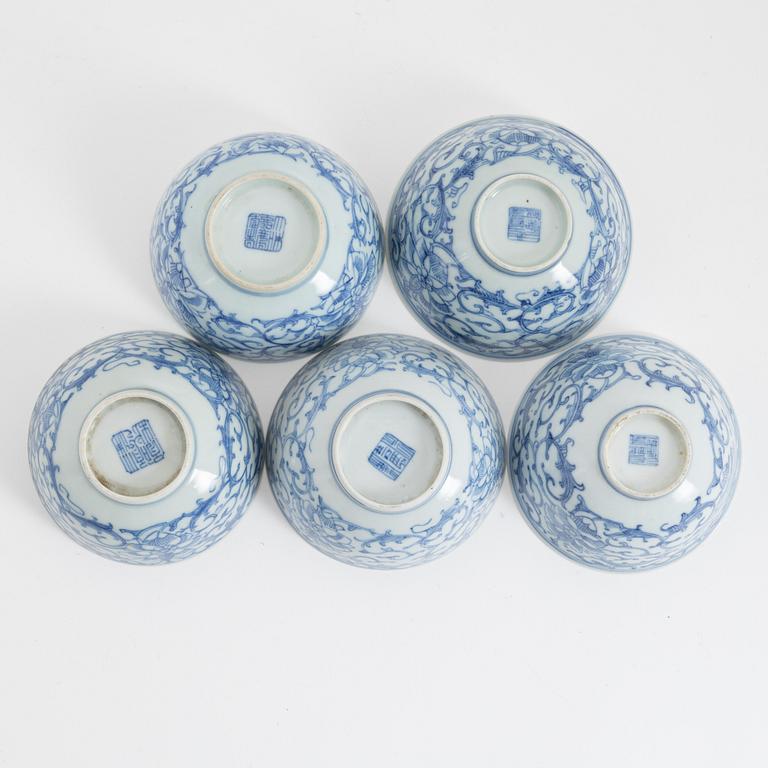 A group of 5 Chinese porcelain bowls, late Qing dynasty, around the year 1900.