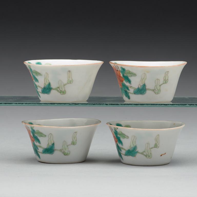 KOPPAR, fyra stycken, porslin. Qingdynastin, omkring 1900 med Guangxus märke.