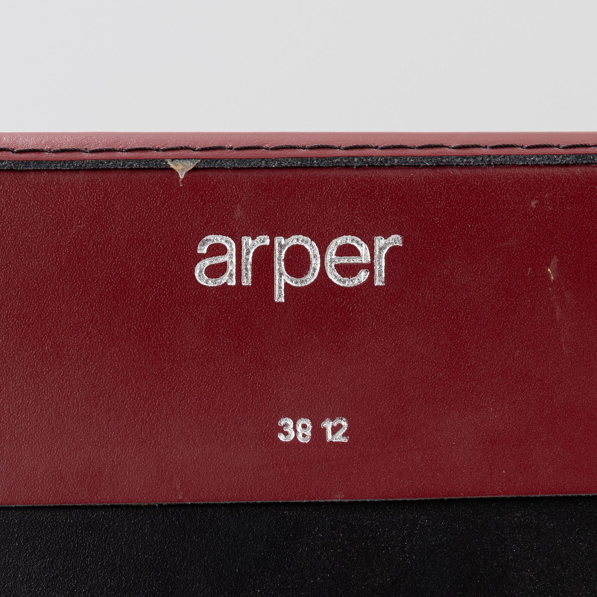 Lievore Altherr Molina, Four 'Norma' bar stools, Arper.