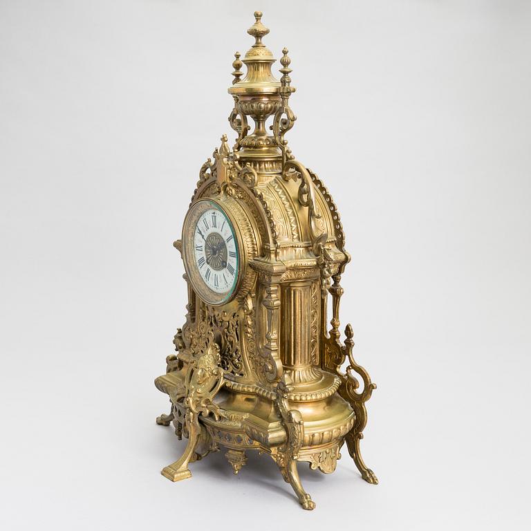 A mantel clock around 1900.