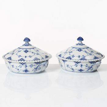 Royal Copenhagen, terriner med lock, ett par, "Musselmalet Helblonde", Danmark, 1979-83.