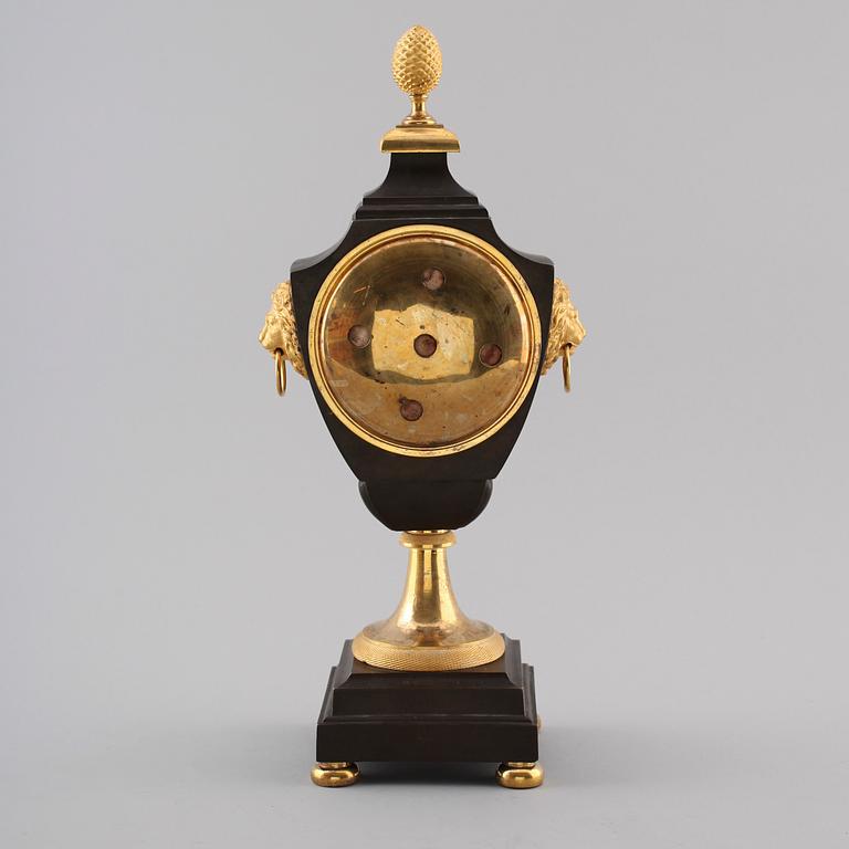 BORDSPENDYL, empire, förgylld och patinerad brons, Barbieri à Paris, 1800-talets första hälft.