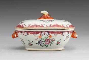 170. SMÖRTERRIN med LOCK, porslin. Qing dynastin. Qianlong (1736-95).