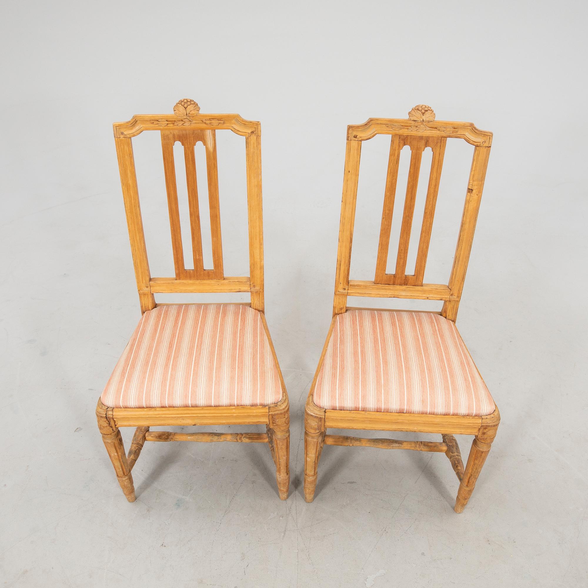 Stolar ett par sengustavianska samt bord gustaviansk stil 18/1900-tal.