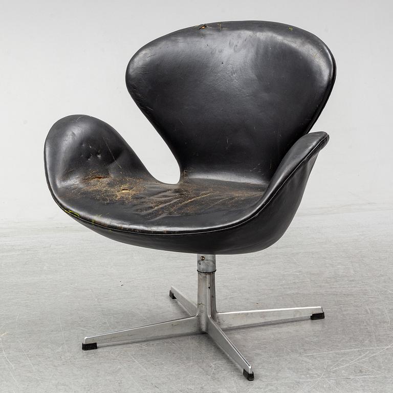 ARNE JACOBSEN, A 'Swan' chair for Fritz Hansen, Denmark.