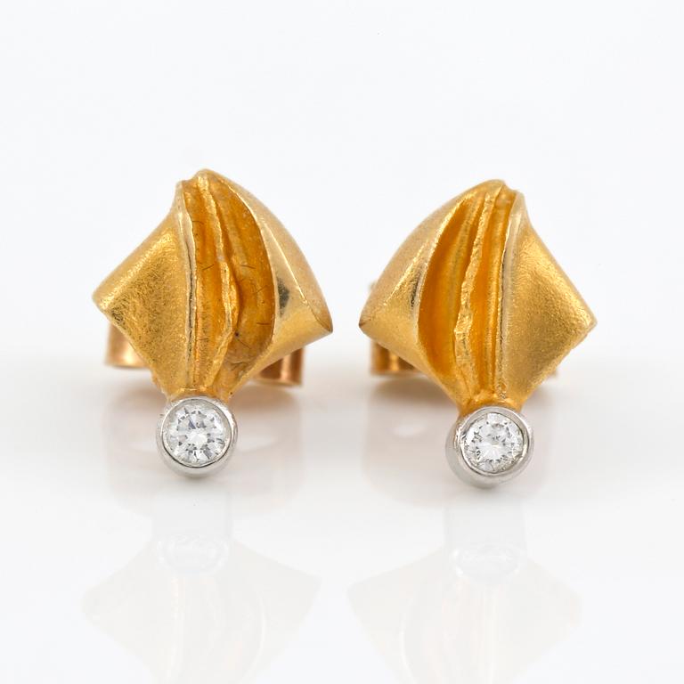 Örhängen, 18K tvåfärgat guld med briljantslipade diamanter, tot ca 0,06 ct, Lapponia, Finland. Vikt 2,37 g.