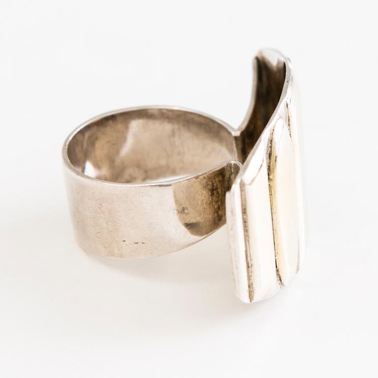 SAARA HOPEA, sormus, mallikappale, hopeaa ja kullattua hopeaa, leimaamaton.