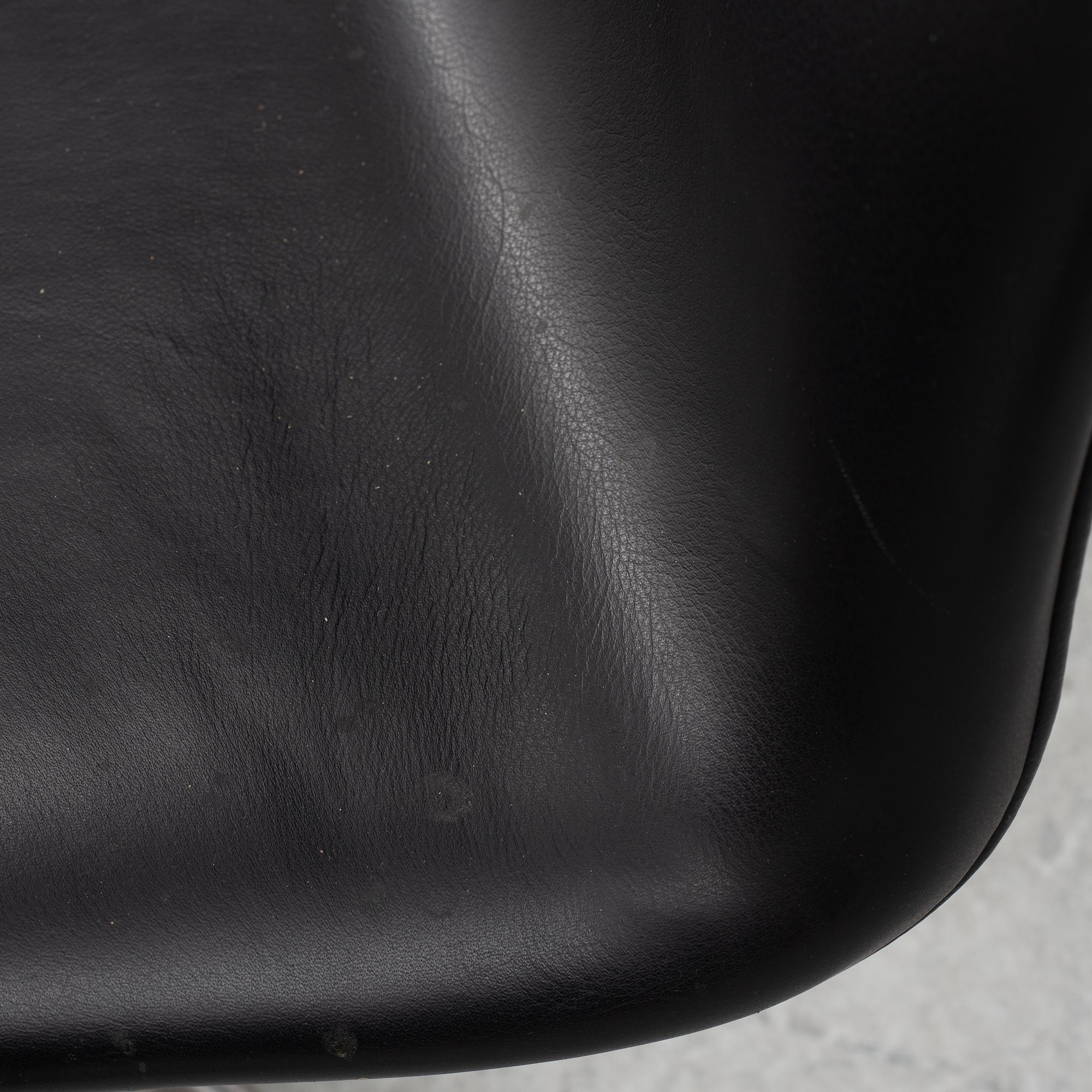 Arne Jacobsen, a pair of 'Oxford Chairs', Fritz Hansen, Denmark.
