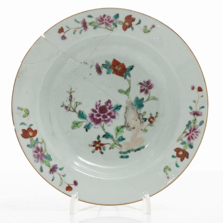 Bålskål, spilkum och bärtallrikar, ett par, porslin. Kina, Qingdynastin, 1700-tal.