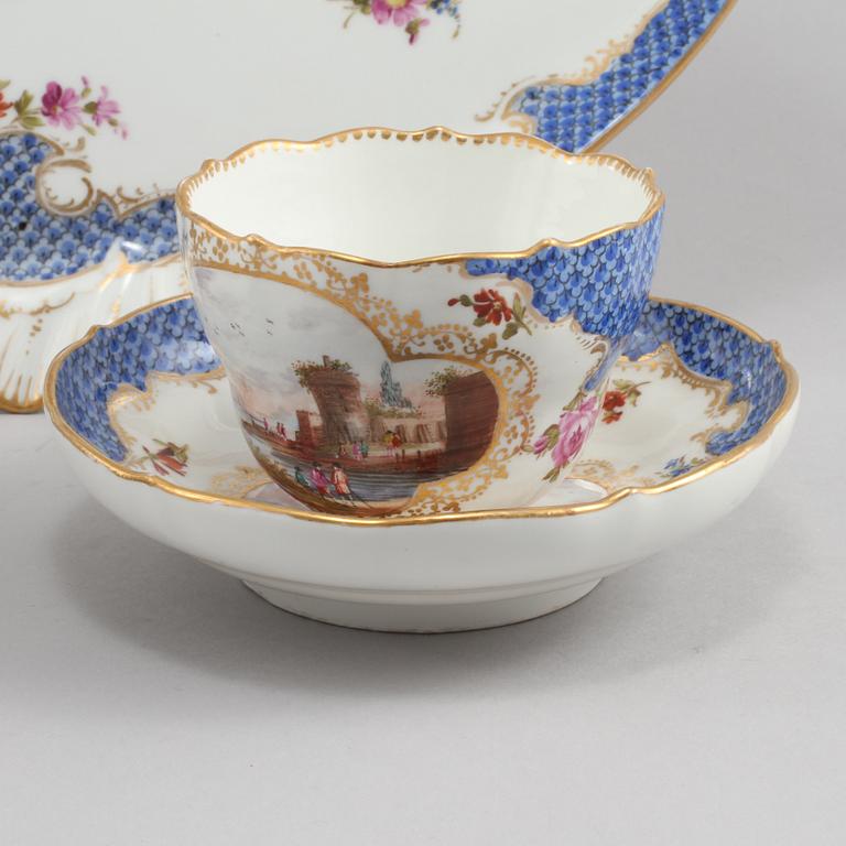 BRICKA samt koppar, 2 st, porslin, delvis märkta med Meissen-märke, 1900-tal.