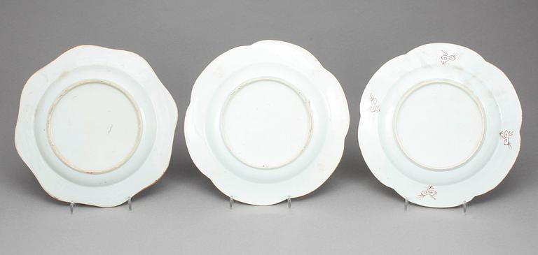 TALLRIKAR, 12 st snarlika, porslin, Qingdynastin Qianlong (1736-95).