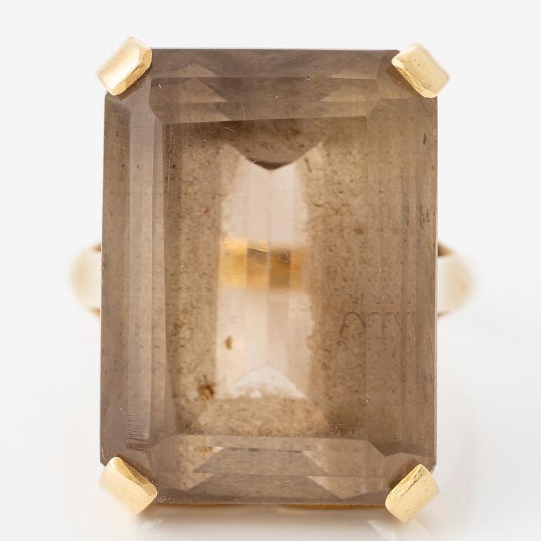 Ring, cocktailring, 18K guld med smaragdslipad rökkvarts.