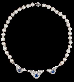 1384. COLLIER, WA Bolin, odlade pärlor, ca 9 mm, briljantslipade diamanter, tot. ca 6 ct, samt blå safirer. Stockholm 1985.