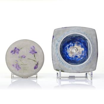 Daum Frères, an Art Nouveau cameo glass lidded bowl/bonbonnière, Nancy, France.