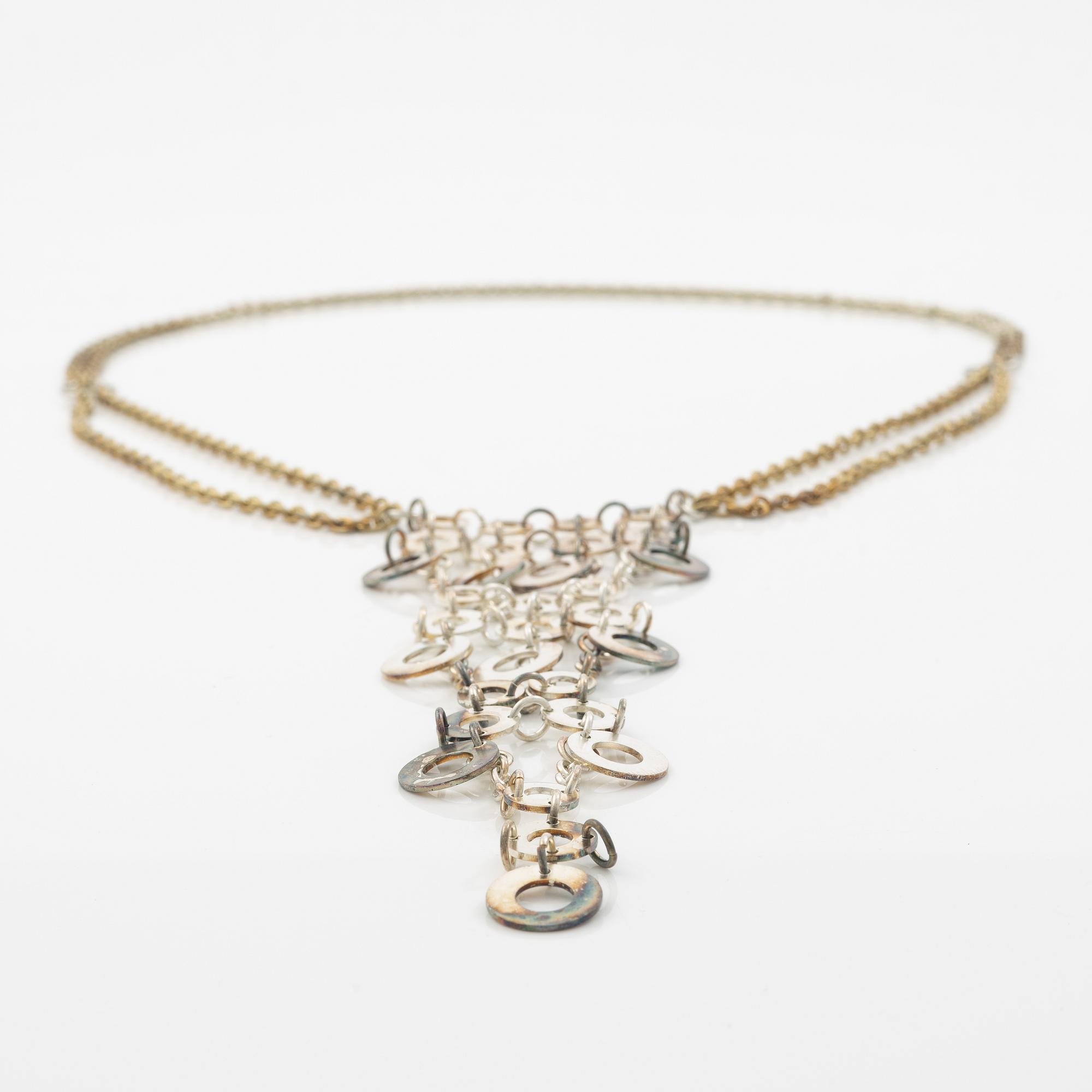 Siv Lagerström två collier vit metall.