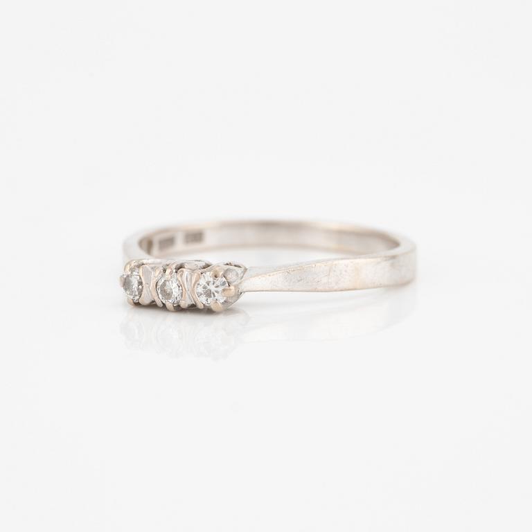 Ring, 18K white gold with three brilliant-cut diamonds.