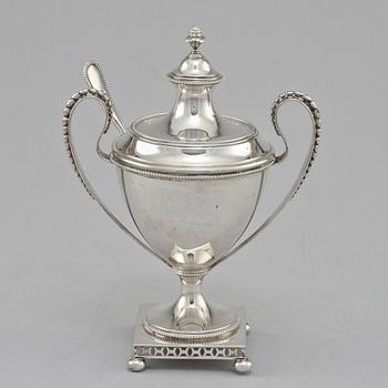 STRÖSOCKERSKÅL, samt STRÖSKED, silver, Stockholm, 1906. Vikt 510 g.