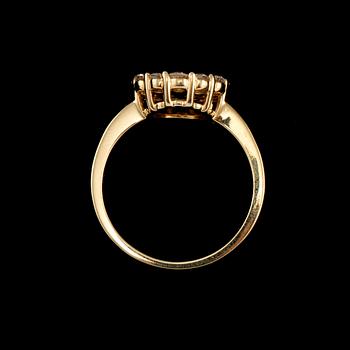 RING, 18k guld med 19 briljantslipade diamanter, totalt 1.17 ct. Vikt 5 g.