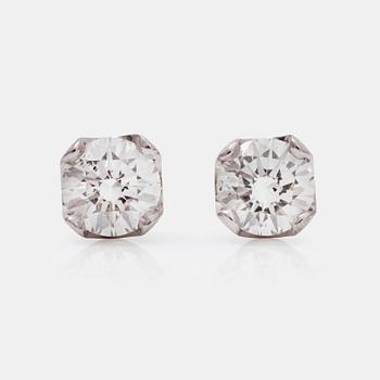 679. A pair of brilliant-cut diamond, 1.58 and 1.52 ct, earrings. Quality H/SI1 according to IGI cert.