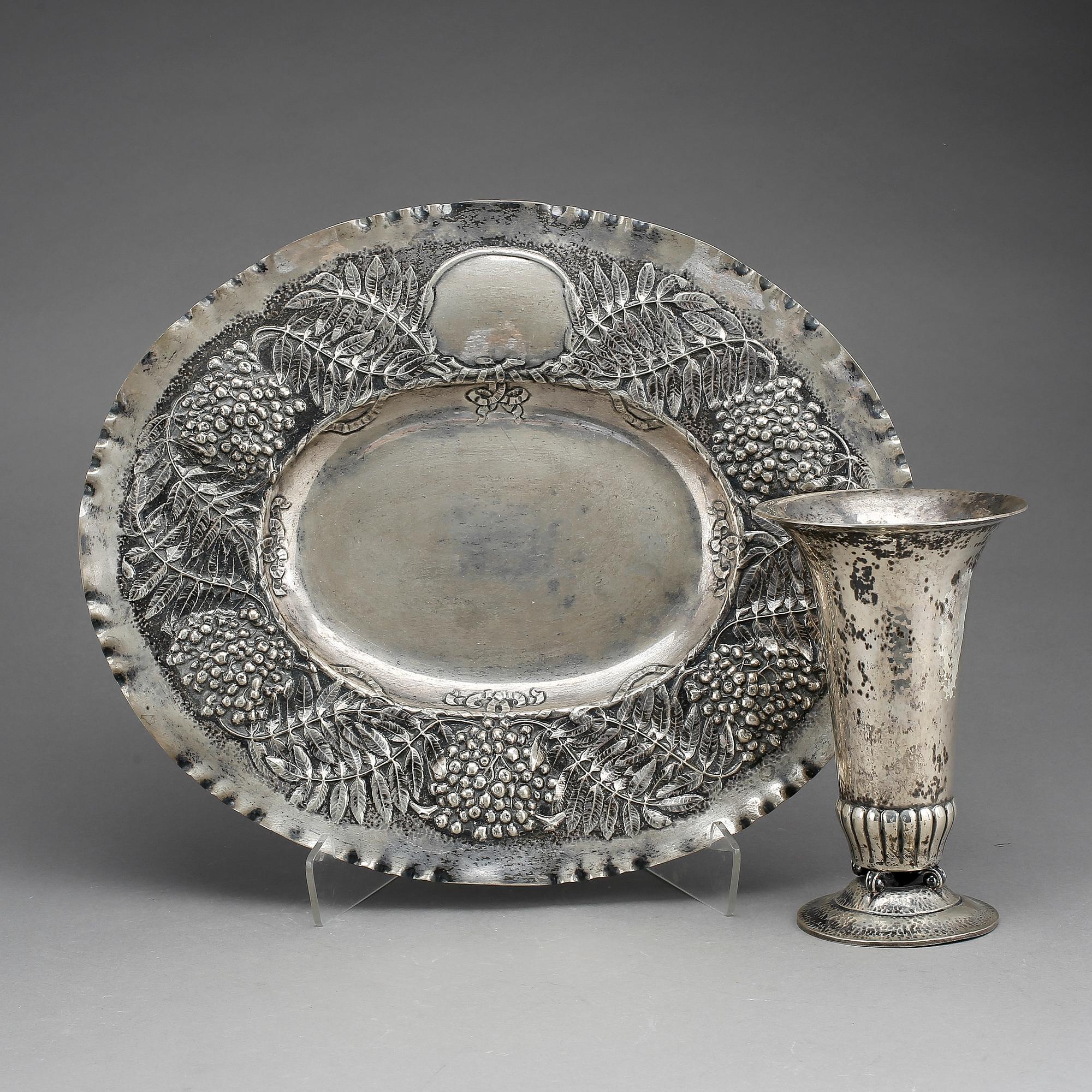 FAT SAMT VAS. Silver, bl a CG Hallberg, Stockholm 1917. Tot ca 860 g.