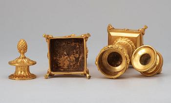 LJUSSTAKAR S.K. CASSOLETTER, ett par. Louis XVI-stil, 1800-talets slut.
