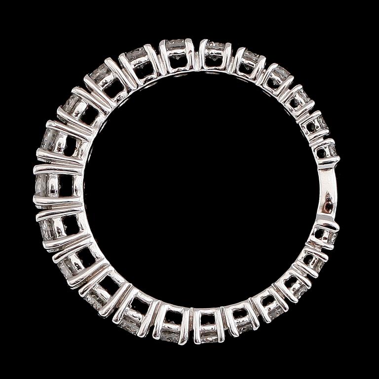 RING, 18 k vitguld, 23 briljantslipade diamanter tot ca 1.40 ct.