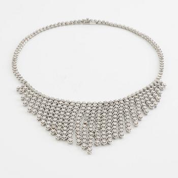 Collier 18K vitguld med briljantslipade diamanter.