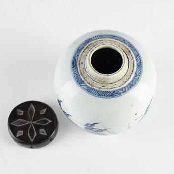 A Chinese blue and white porcelain jar woth wooden cover, Qing dynasty, 18th century.