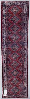 An Zageh rug, 294 x 83 cm.