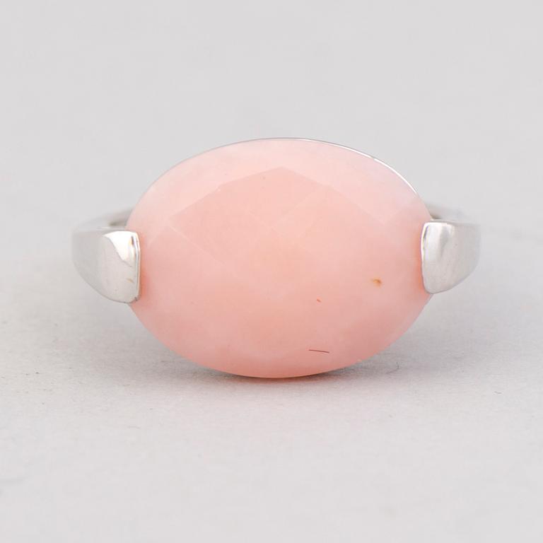 A RING, facetted chalcedony, 18K white gold. Italy.