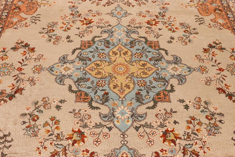 Matta, orientalisk, ca 363 x 268 cm.