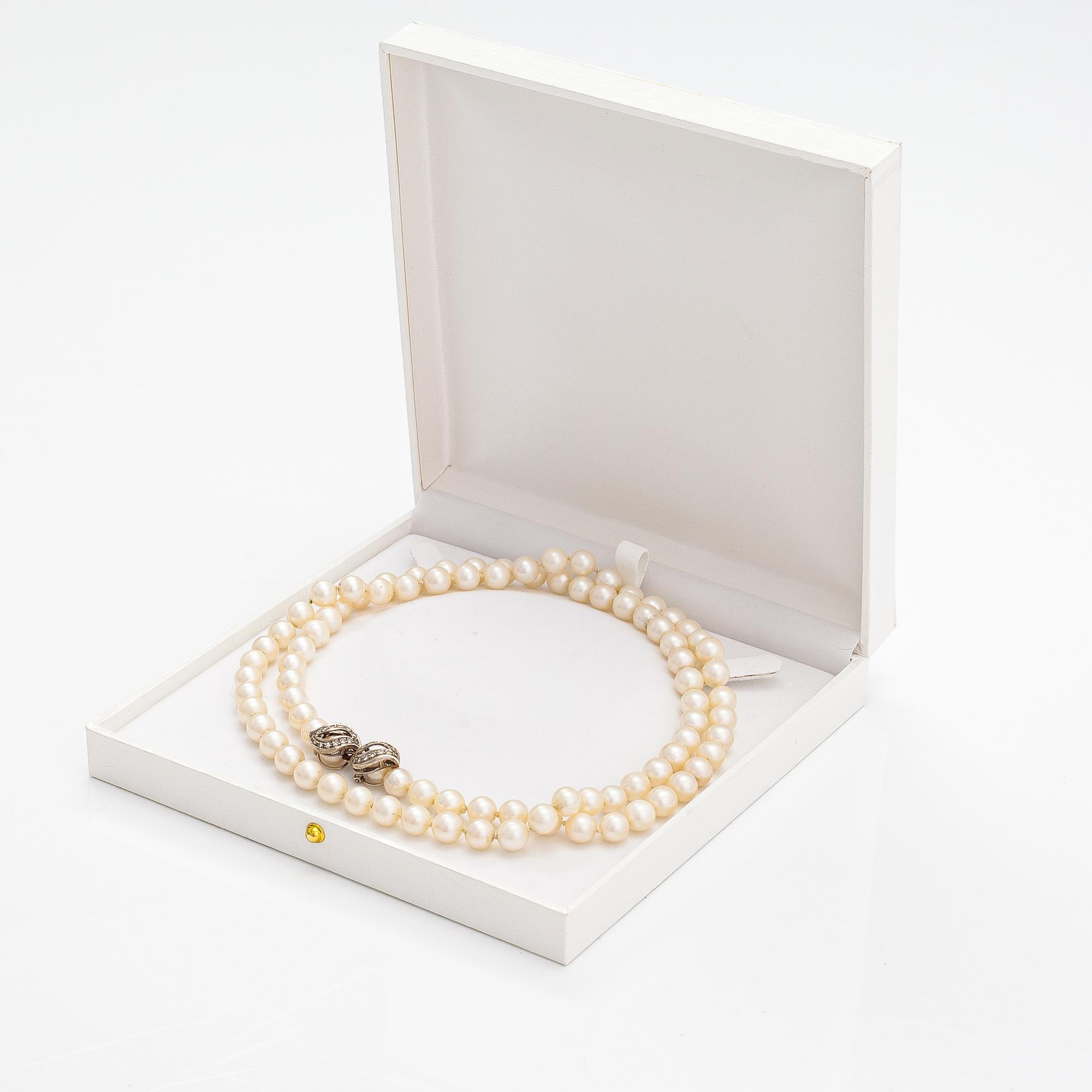 A pearl collier with cultured pearls and an 18K white gold clasp with diamonds ca. 0.42 ct in total.