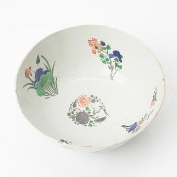 A Chinese famille verte porcelain bowl, Qing dynasty, Kangxi (1662-1722).