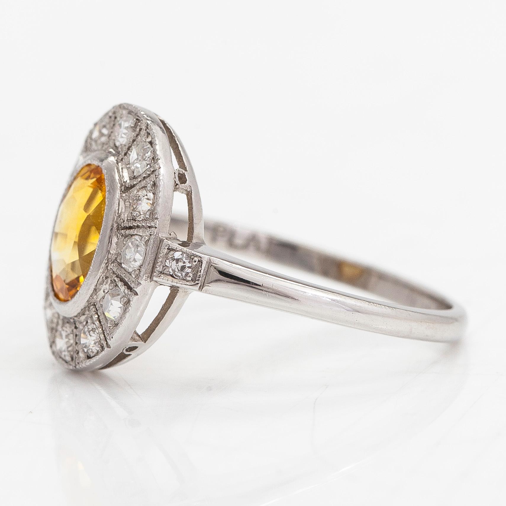Sormus, platinaa, ovaalinmuotoinen keltainen safiiri sekä timantteja yht. noin 0.30 ct.